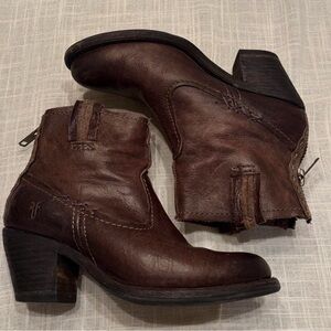 Frye vintage brown leather ankle boots with zipper detail size 6.5